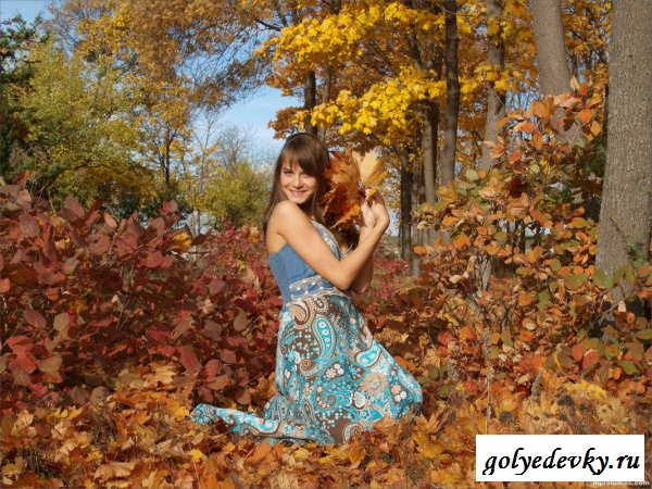 Тонечка в осеннем лесу