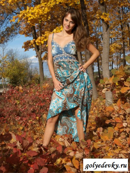 Тонечка в осеннем лесу