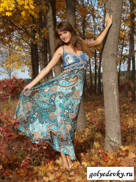 Тонечка в осеннем лесу