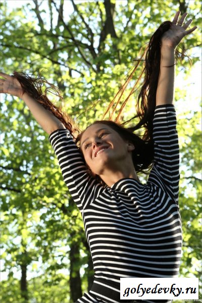 Диана позирует в лесу