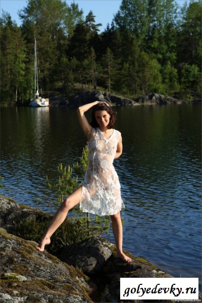 Катарина на берегу реки у камня