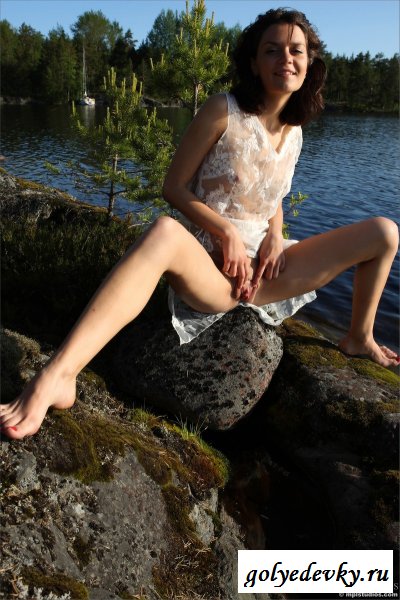 Катарина на берегу реки у камня