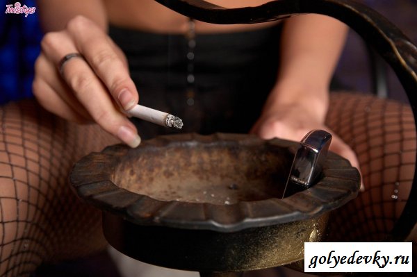 Элеонора курит в кадре