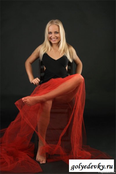 Ирочка в чёрном мини с вуалью