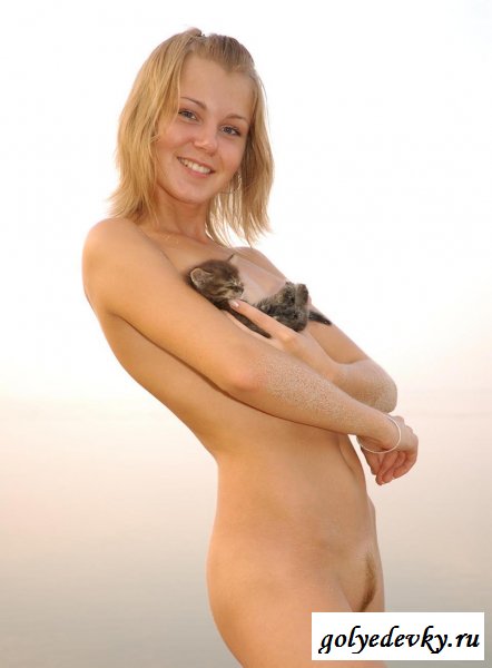 Блондинка и маленькая киска (11 фото)