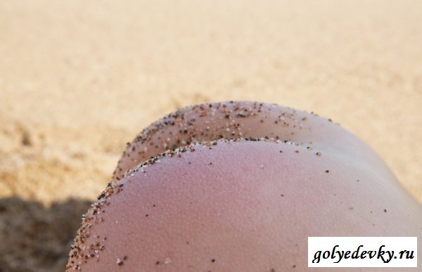 Она отдыхает на пляже (18 фото)