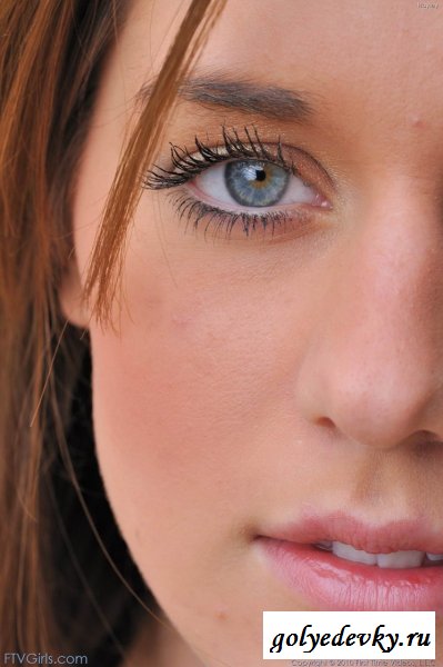 Телочка на природе улыбается