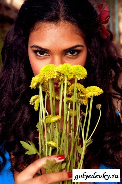 Смуглая сучка нанюхалась растений