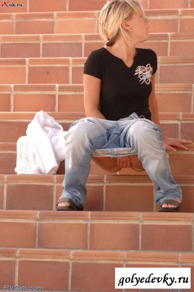 Коротко стриженая блондинка