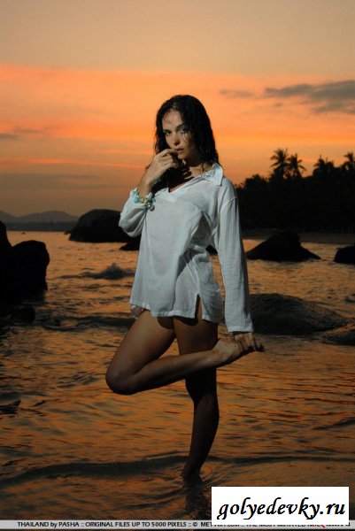 Сучка смеется, когда  делают комплименты