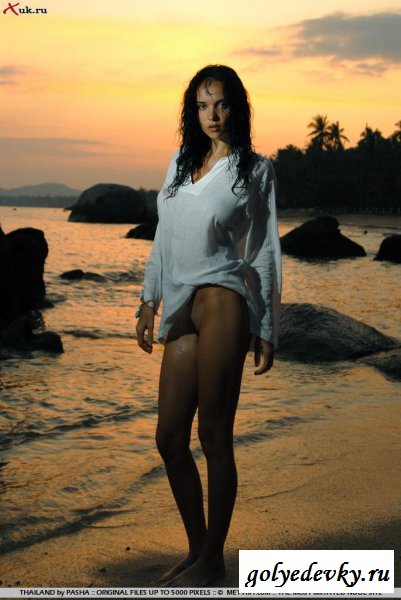 Сучка смеется, когда  делают комплименты