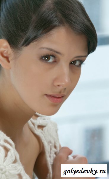 Красивая брюнетка позирует (20 фото)
