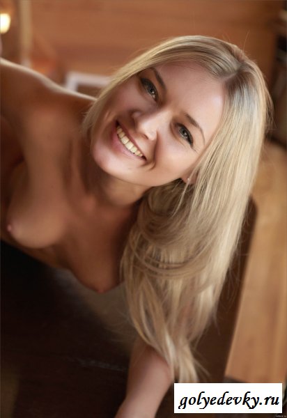 Блондиночка на кухне (20 фото)