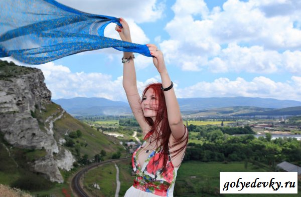 Огненная девушка в горах (20 фото)