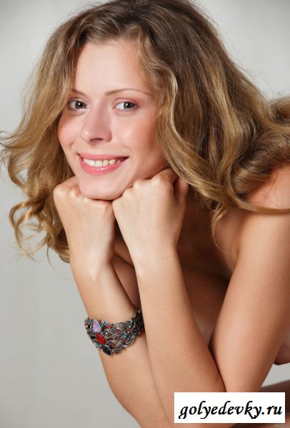 Студентка на стуле (20 фото)