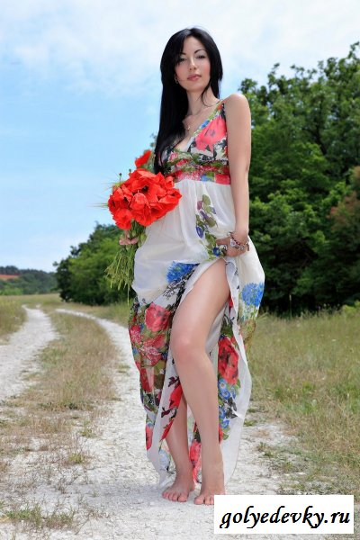 С красными цветами