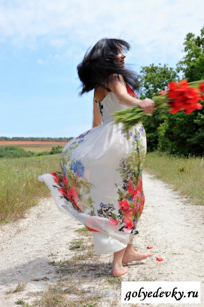 С красными цветами