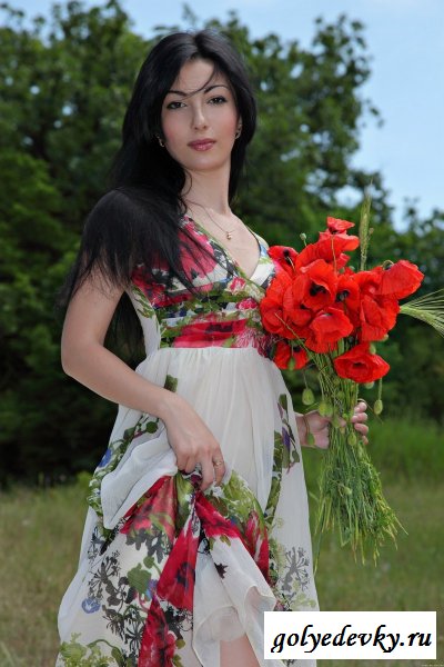 С красными цветами