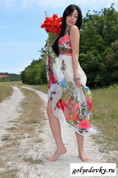 С красными цветами