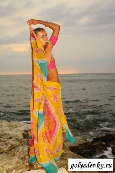 Она танцует латино на берегу моря