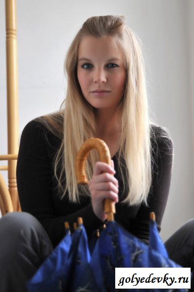 Сучка в прихожей под зонтом