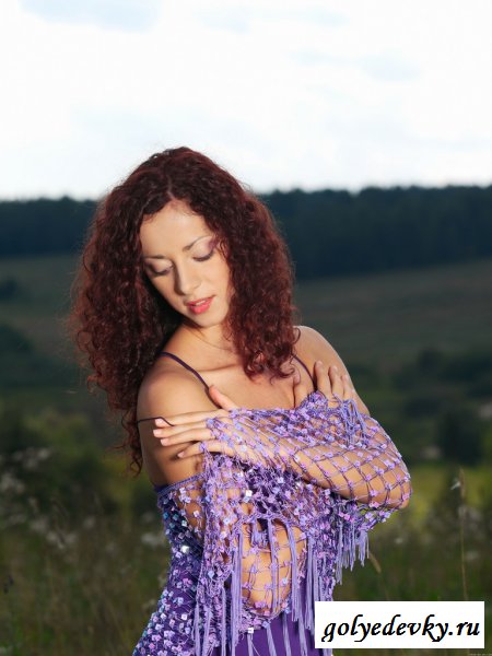 Детка фоткается голой в поле