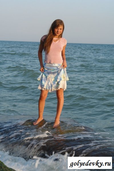 Девочка присела в воду