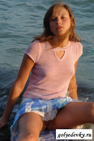 Девочка присела в воду