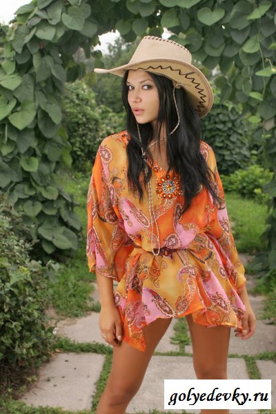 Темноволосая девушка на ступеньках