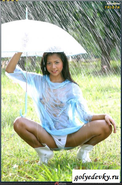 Тело японочки промокло под дождем