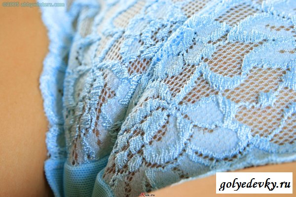 Девочка вдруг поползла на коленках 