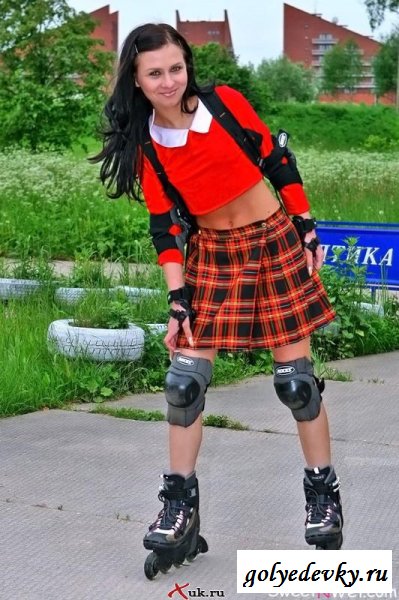 На роликах пошлая девчонка