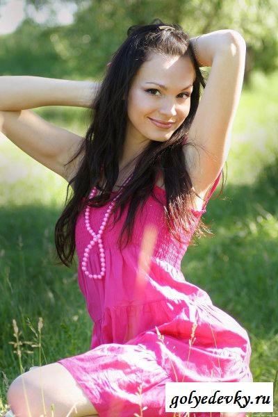 Красивая брюнеточка на природе
