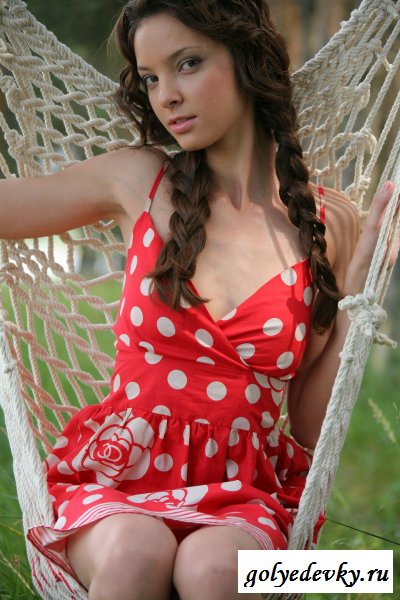 Худощавая телочка на гамаке 