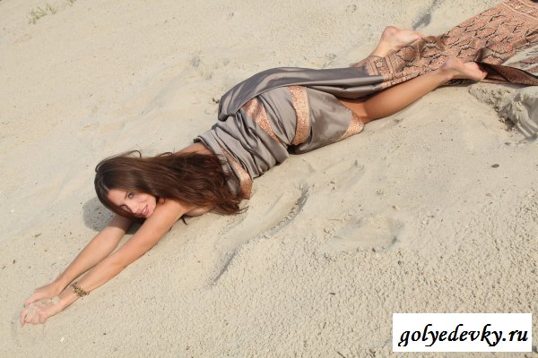 Грудастенькая юная девчушечка на песочке