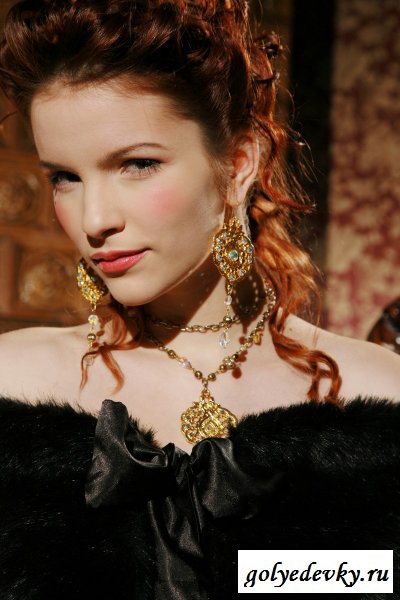 Рыжая королева на своем троне