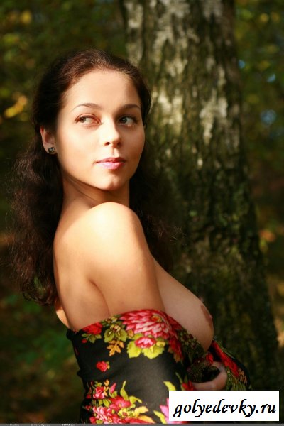 Голенькая девчушка в лесу 