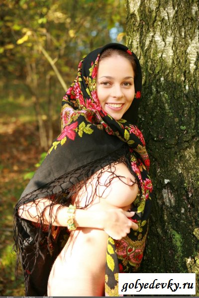 Голенькая девчушка в лесу 