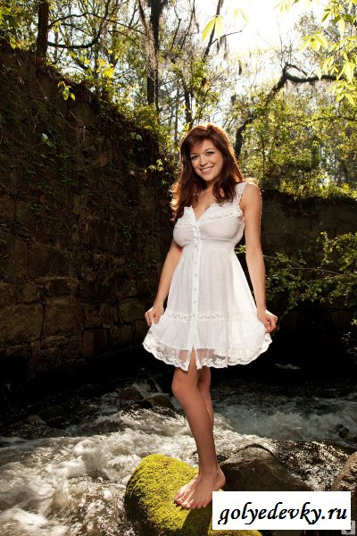 Красотка стоящая на берегу речки