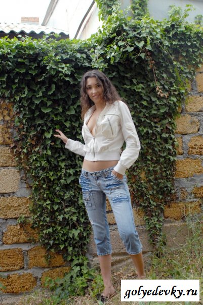 Молодая русская девушка стоящая у забора