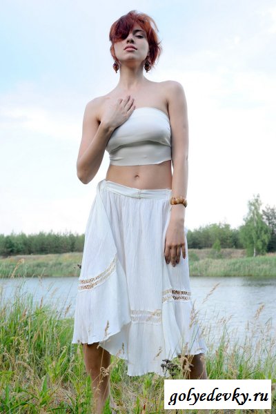 Красавица стоящая на поле 