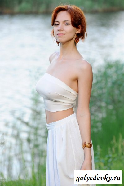 Красавица стоящая на поле 