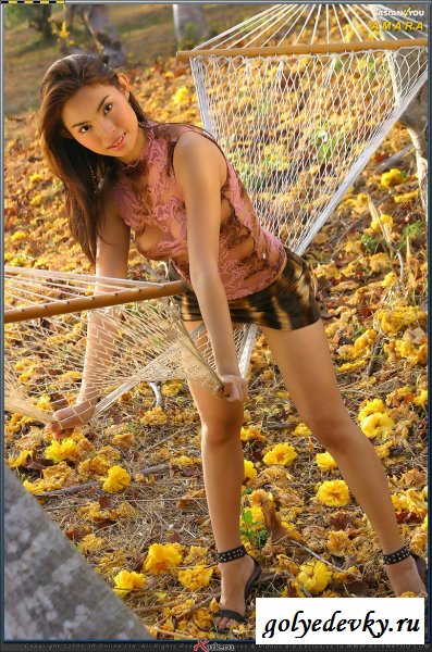 Пошлая азиаточка возле лежака