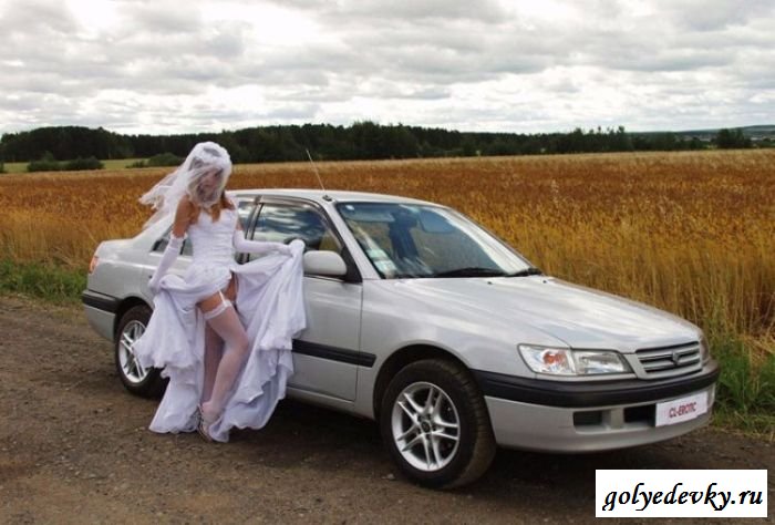 Девушки в платьях