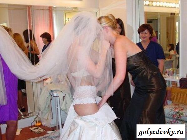 Девушки в платьях