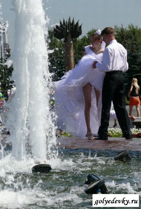 Девушки в платьях