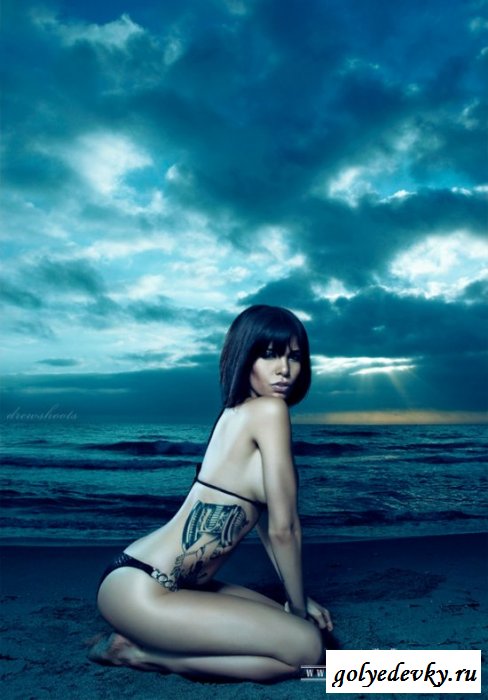 Красивая и голая эмо