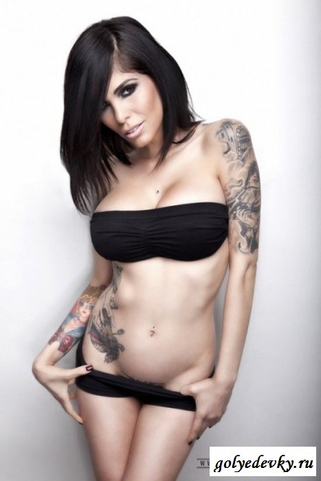 Красивая и голая эмо