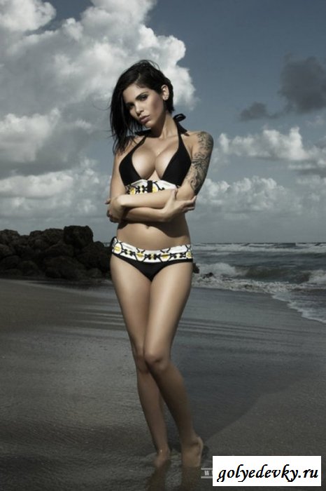 Красивая и голая эмо