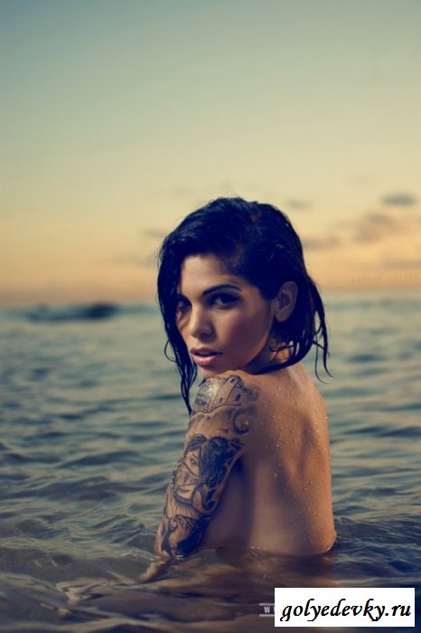 Красивая и голая эмо